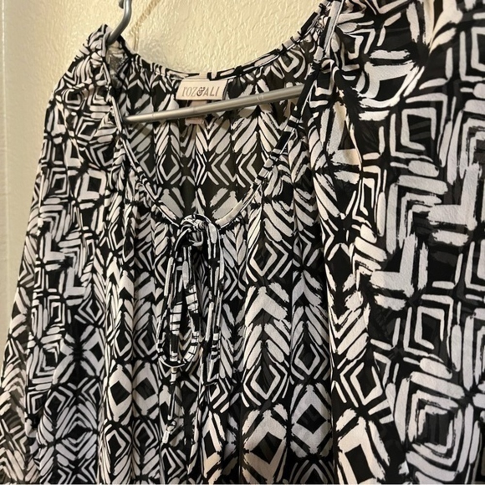 Geometric print tunic blouse - Picture 2 of 6